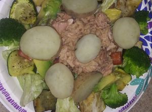 Una foto de Ensalada de atún y vegetales