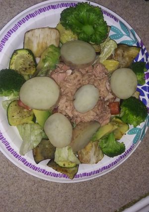 Una foto de Ensalada de atún y vegetales
