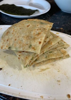 A picture of Chinese Scallion Pancake (葱油饼) (cōng yóu bǐng).