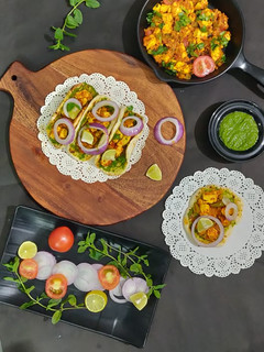 पनीर टिक्का नान टाकोस (Panner Tikka naan Tacos recipe in Hindi) रेसिपी मुख्य फोटो