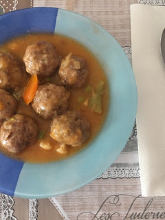 Una foto de Albóndigas en salsa con menestra