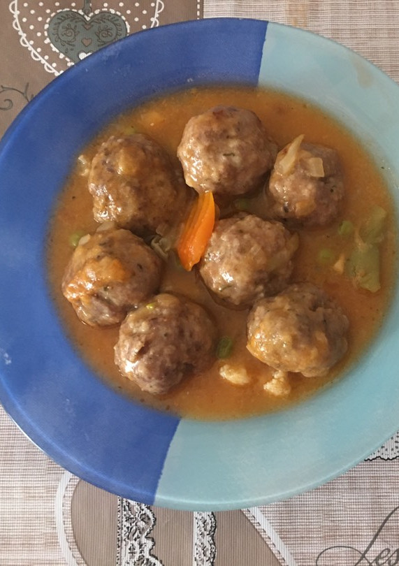 Una foto de Albóndigas en salsa con menestra