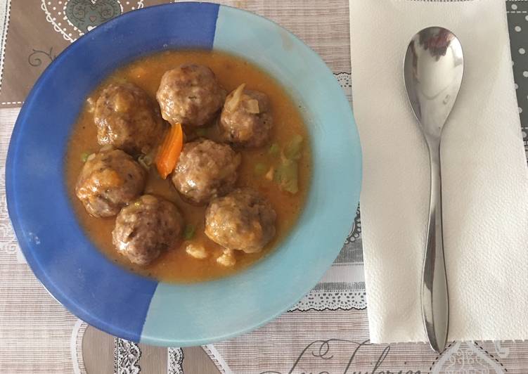 Albóndigas en salsa con menestra