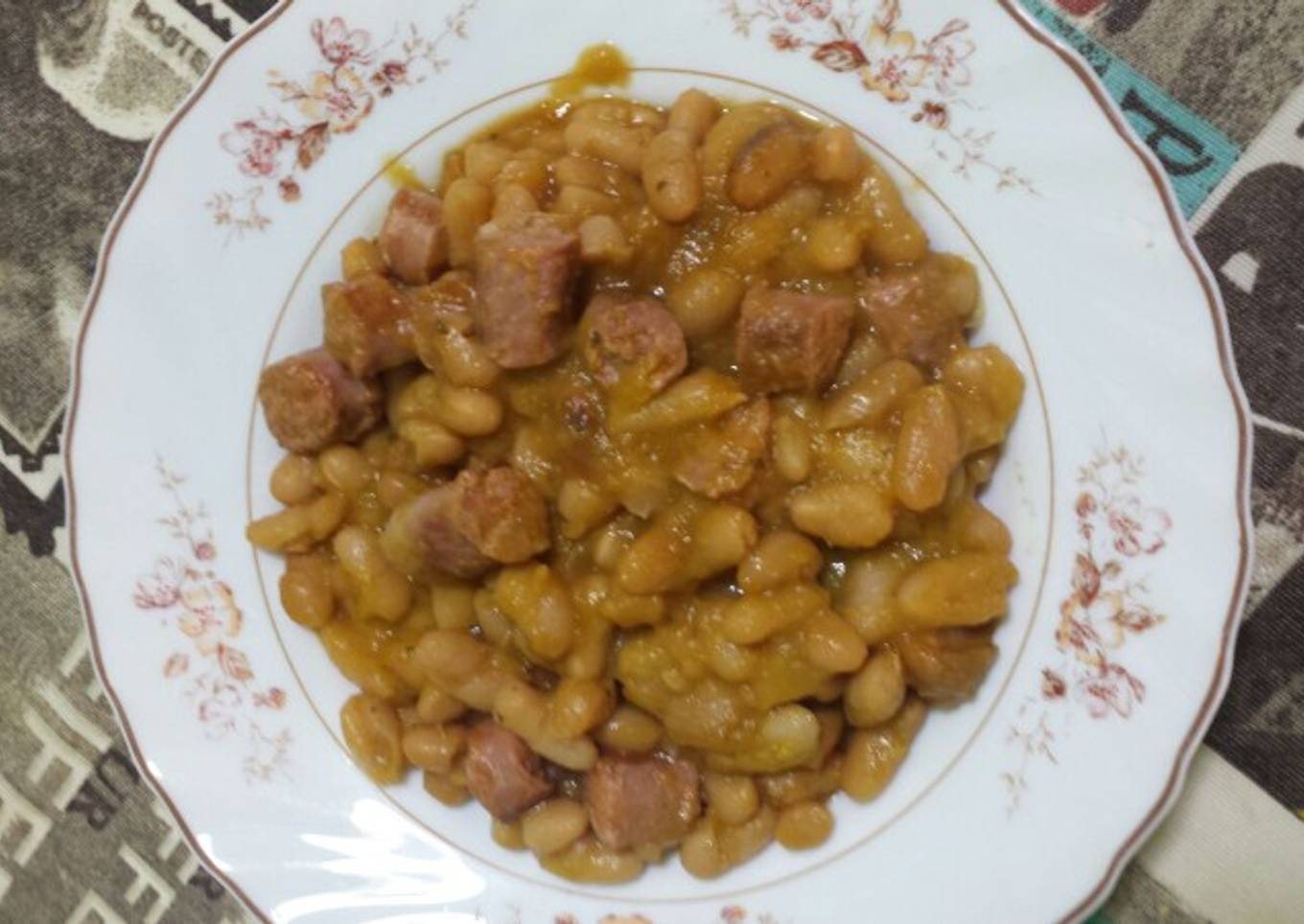 Alubias blancas con salchichas frescas en olla rápida