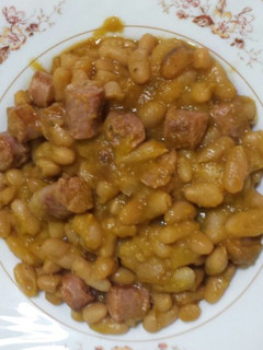 Una foto de Alubias blancas con salchichas frescas en olla rápida