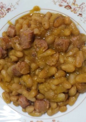 Una foto de Alubias blancas con salchichas frescas en olla rápida