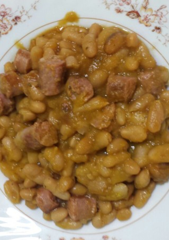 Una foto de Alubias blancas con salchichas frescas en olla rápida