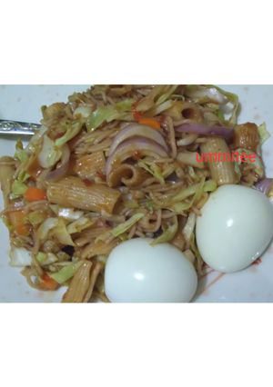 Dafadukan macaroni, taliya da kwai ainihin hoton girkin