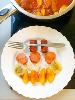 Paprikás krumpli: nokedlivel, csípős kolbásszal, krinolinnal recept fotója