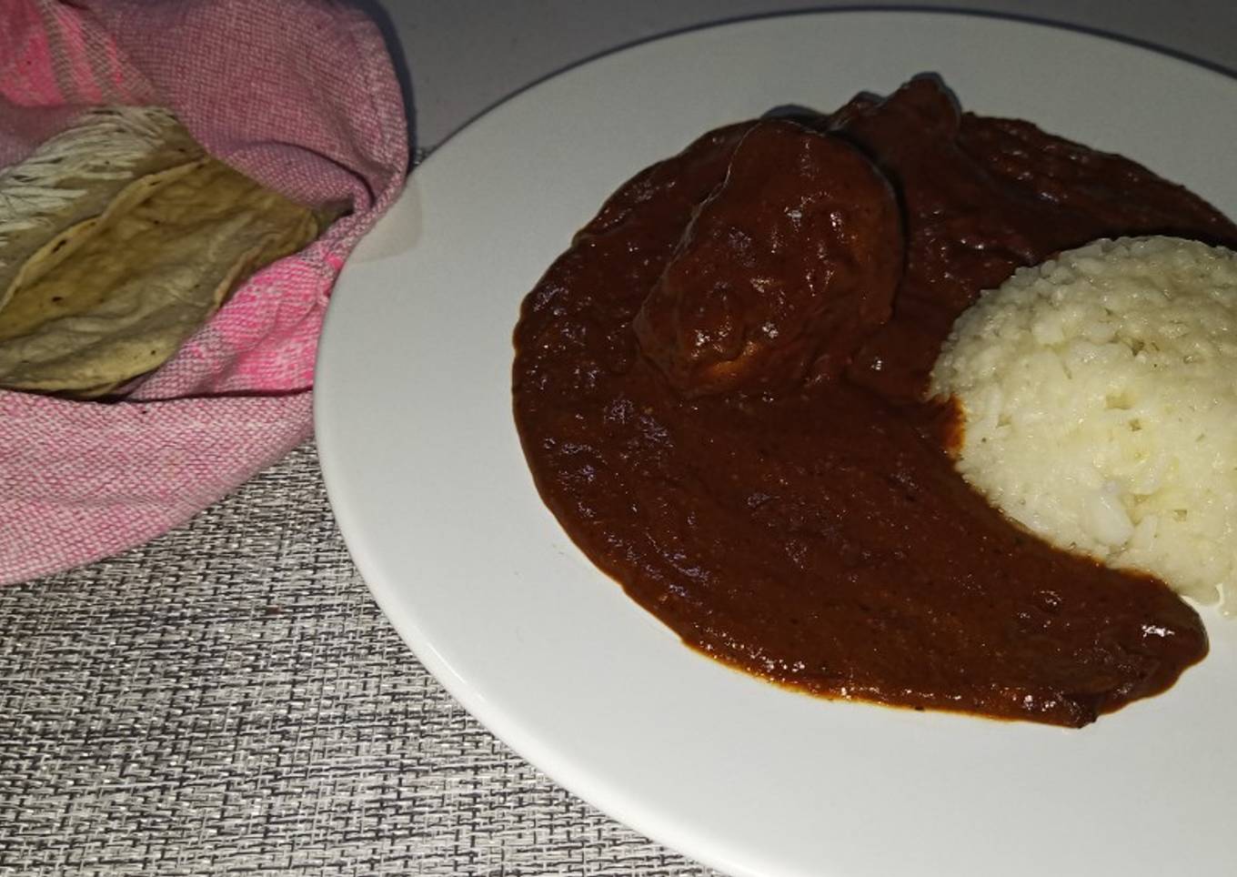 Mole Oaxaqueño con pollo y tortillas de maíz hechas a mano