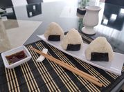 Una foto de arroz para onigiri