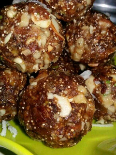ड्राई फ्रूट्स लड्डू (dry fruits ladoo recipe in Hindi) रेसिपी मुख्य फोटो