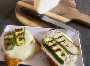 Foto di Bruschetta di pane casereccio con caciocavallo e verdure grigliate