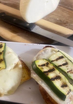 Foto di Bruschetta di pane casereccio con caciocavallo e verdure grigliate
