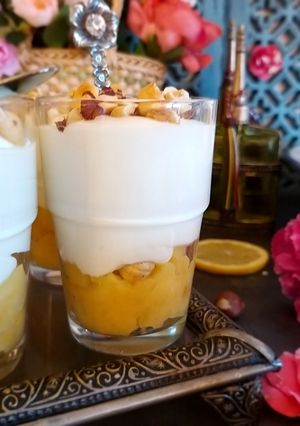 Une photo de Verrines de pommes caramélisées, mousse au citron express et noisettes grillées🍎🍋🌰