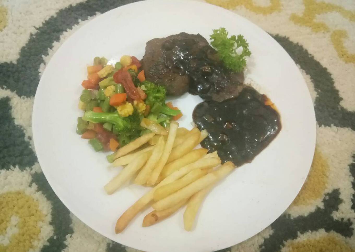 Beef steak with sauted honey vegetables and blackpeper sauce