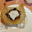 Tartaleta de masa filo con morcilla de arroz, garbanzos y salsa de yogur