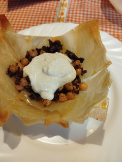 Una foto de Tartaleta de masa filo con morcilla de arroz, garbanzos y salsa de yogur
