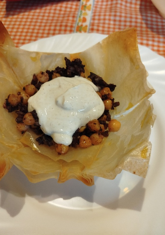 Una foto de Tartaleta de masa filo con morcilla de arroz, garbanzos y salsa de yogur