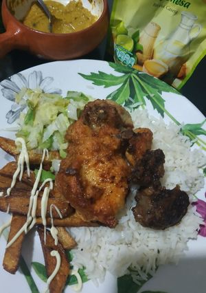 Una foto de Pollo broaster con papas fritas🍗🍟