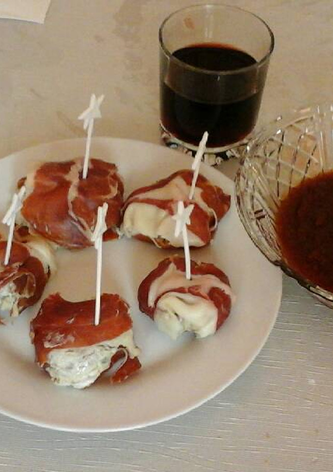 Una foto de Bombones de queso y jamón con mermelada de tomate