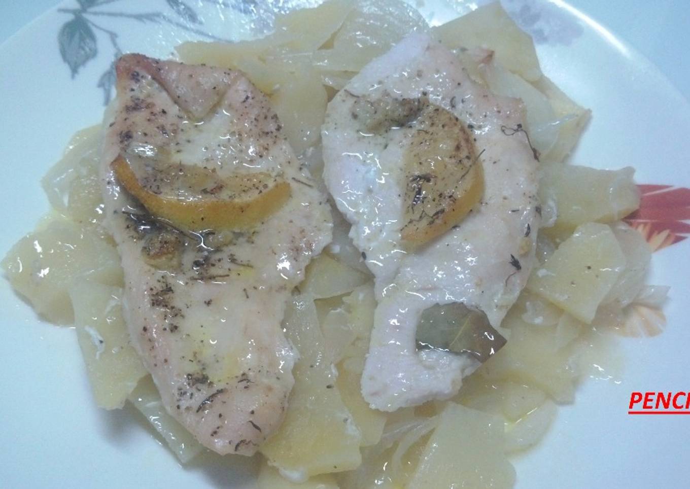 Patatas a lo pobre con pechugas alimonadas al horno