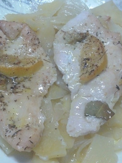 Una foto de Patatas a lo pobre con pechugas alimonadas al horno