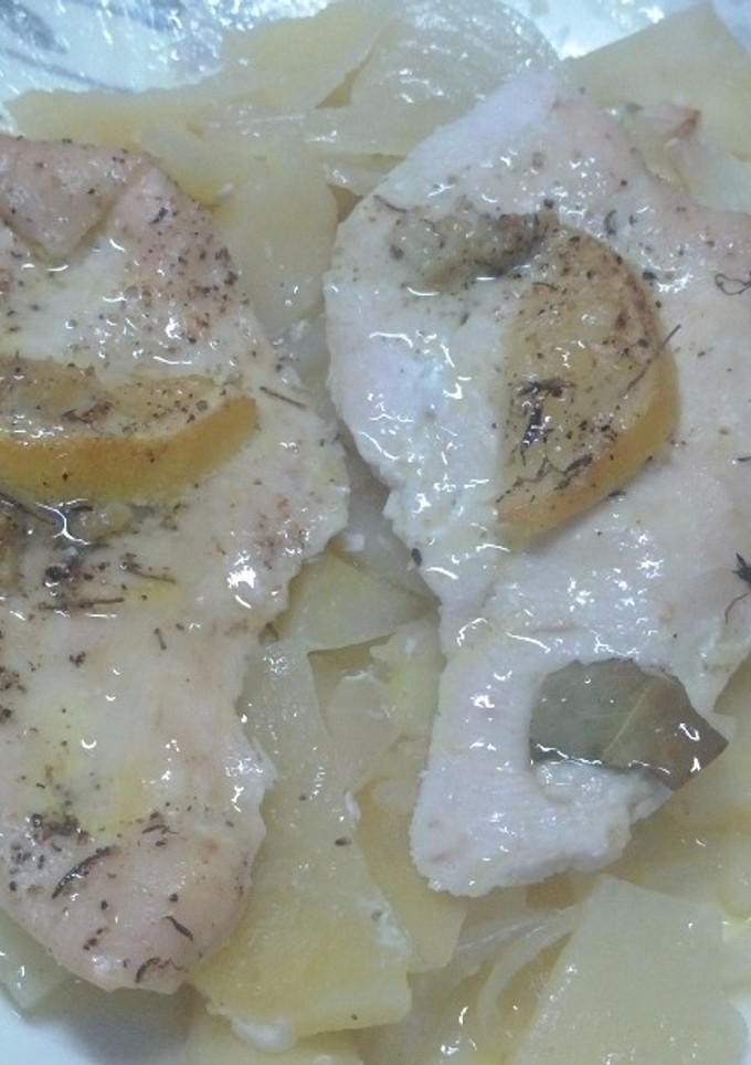 Una foto de Patatas a lo pobre con pechugas alimonadas al horno