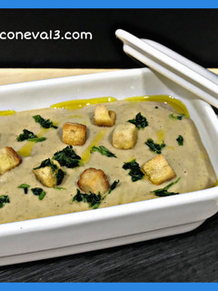 Una foto de Crema de setas y patatas con picatostes