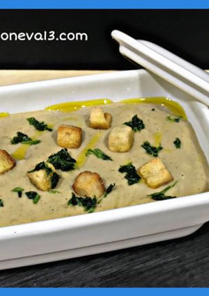 Una foto de Crema de setas y patatas con picatostes