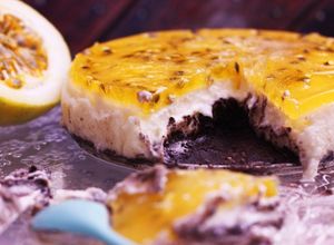 Una foto de Tarta fresca de yogur y maracuyá con base de oreo