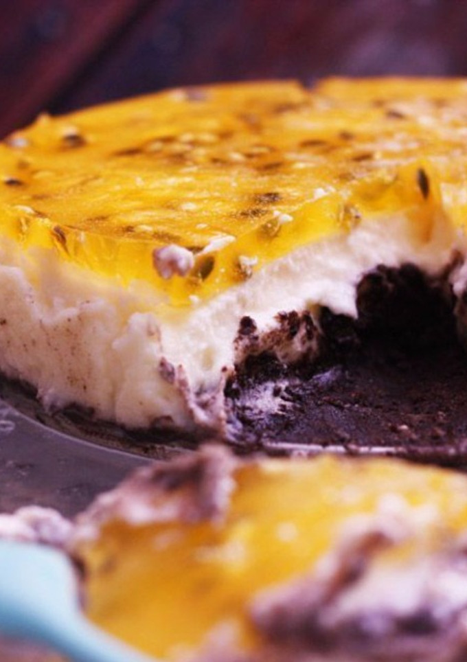 Una foto de Tarta fresca de yogur y maracuyá con base de oreo