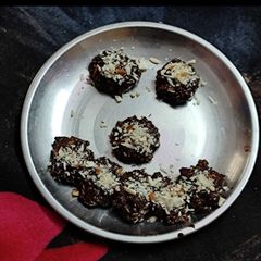 A picture of Chocolate chips laddu.