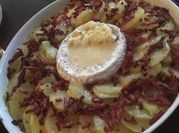 Une photo de camembert lardon