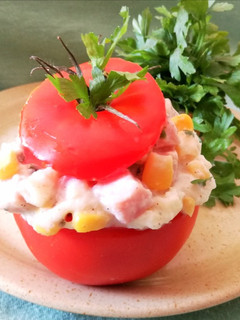 Sajtos, kukoricás-sonkás tésztasalátával töltött paradicsom🍅🌽 recept fotója
