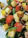 Ensalada de rúcula con queso Mahón y picatostes