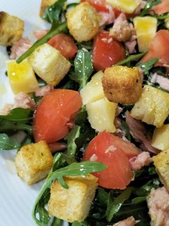Una foto de Ensalada de rúcula con queso Mahón y picatostes