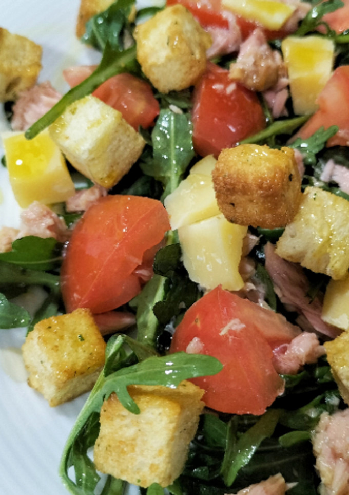 Una foto de Ensalada de rúcula con queso Mahón y picatostes