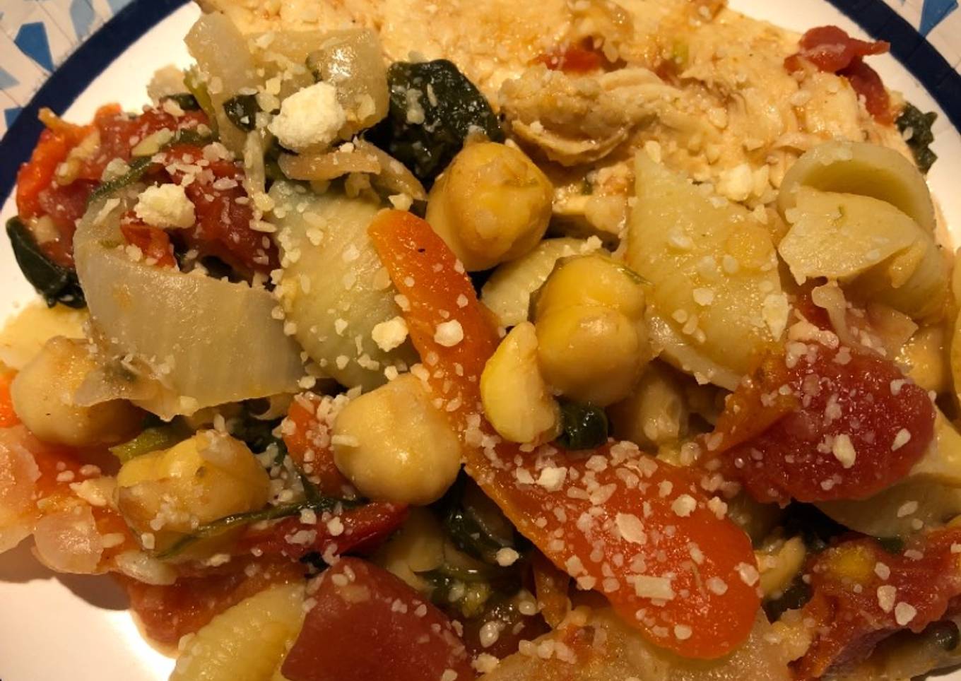 Pasta with peas, spinach and chicken