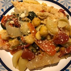 A picture of Pasta with Garbanzo,Spinach and Chicken.