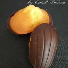 Une photo de Madeleine et leur coque en chocolat
