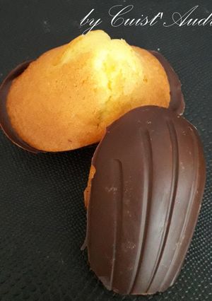 Une photo de Madeleine et leur coque en chocolat