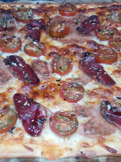 Una foto de Pizza de foie gras y jamón de pato