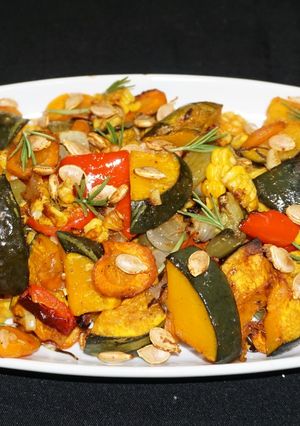 Una foto de Vegetales asados con romero y semillas de zapallo kabosha