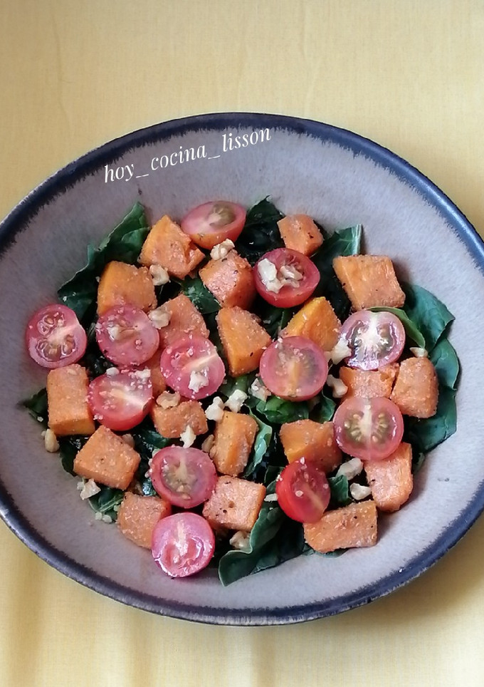 Una foto de Ensalada de calabaza con vinagreta de coco