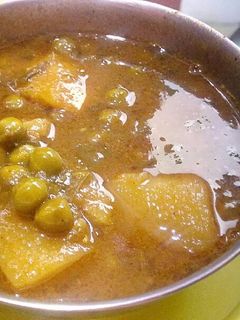आलू मटर (Aloo matar recipe in hindi) रेसिपी मुख्य फोटो