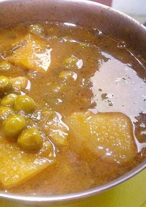 आलू मटर (Aloo matar recipe in hindi) रेसिपी मुख्य फोटो