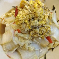 A picture of Crab flavored eggs over a cabbage bed 蟹黄蛋盖酸辣白菜.