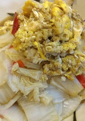 A picture of Crab flavored eggs over a cabbage bed 蟹黄蛋盖酸辣白菜.