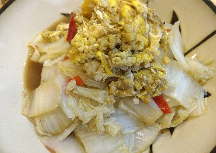 Step-by-Step Guide to Make Super Quick Homemade Crab flavored eggs over a cabbage bed 蟹黄蛋盖酸辣白菜